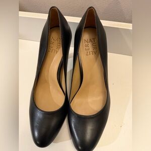 Naturalizer Black Leather Round-Toe Heel Pump size 7.5